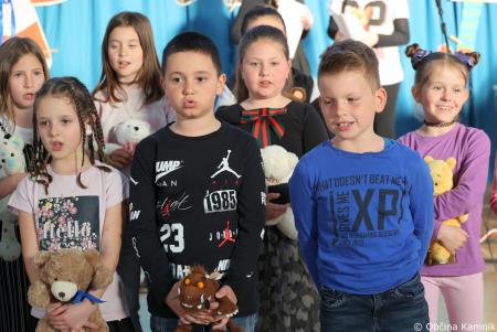 Otroci Osnovne šole Marije Vere so pozdravili pomlad in se spomnili knjižnih junakov (32)